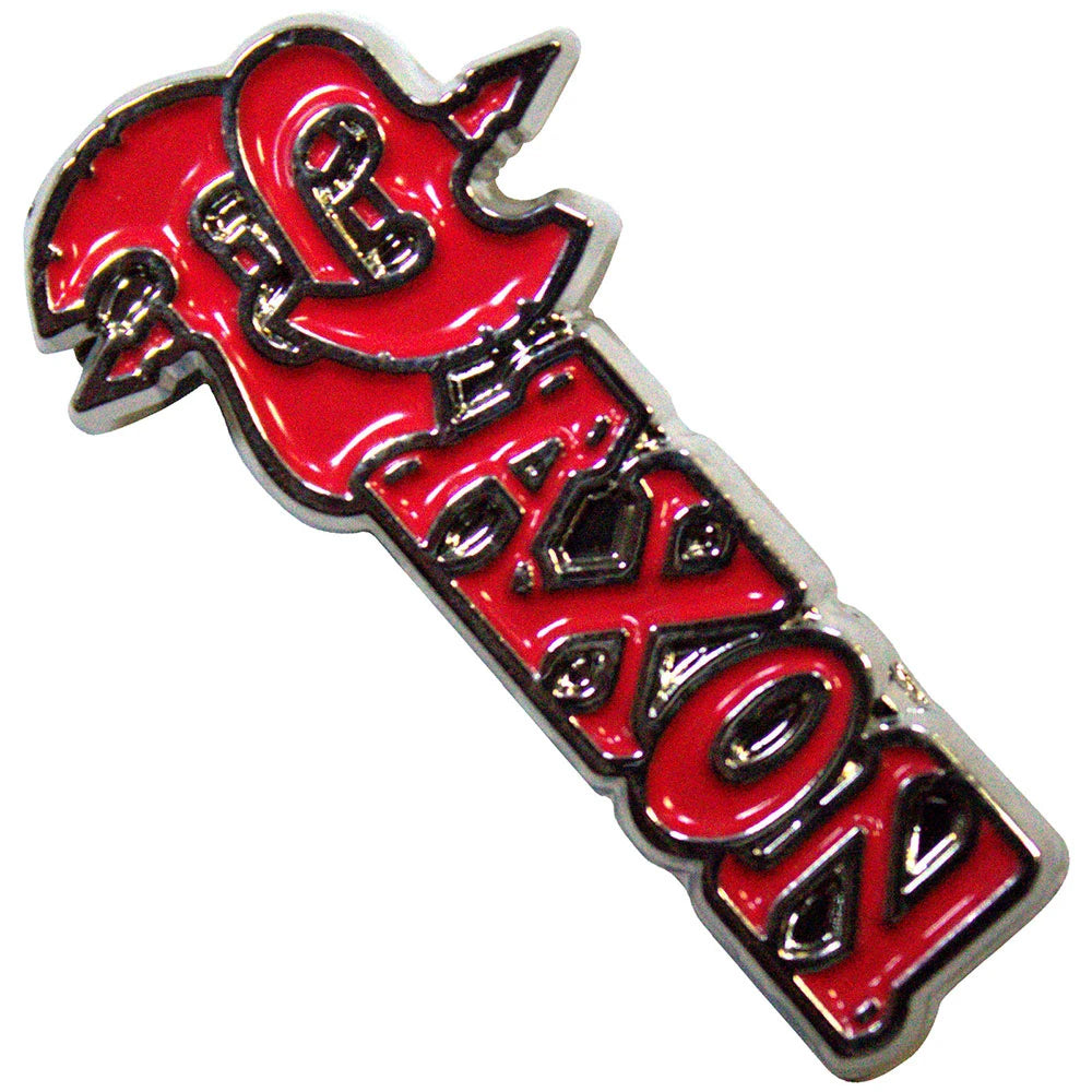 Saxon Ansteckpin – Red Logo (30mm / Glanznickel)