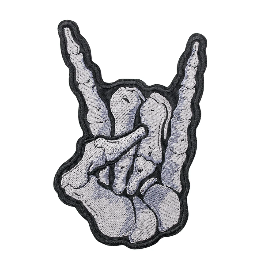 Skeletthand Aufnäher Patch – Pommesgabel Metal Hand – Heavy Metal Rock Biker Gothic Kutte – 12 x 8 cm