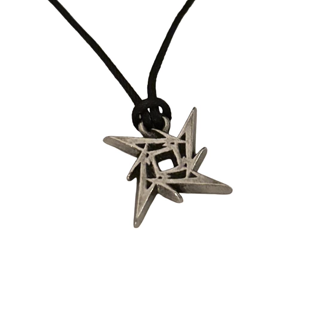 Offizielle Metallica Halskette | "Ninja Star" Zinn-Anhänger von Alchemy Rocks | Metal Schmuck 2,8 x 2,6 cm