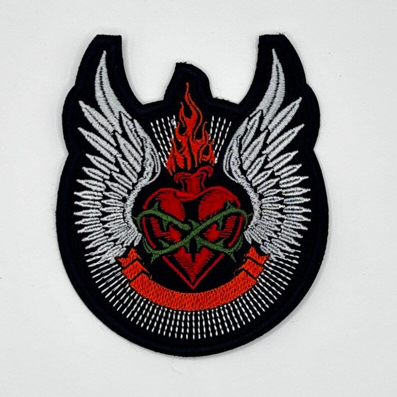 Sacred Heart Aufnäher – Flammendes Herz mit Dornen und Flügeln – 11 x 9,5 cm – Gestickter Patch