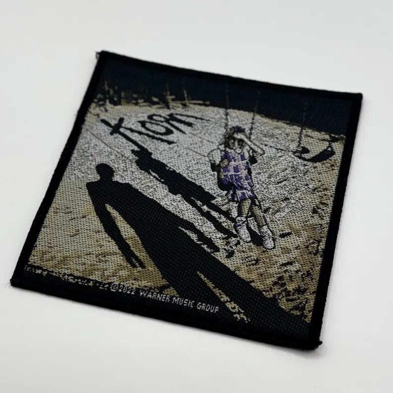Korn Aufnäher – Debütalbum Motiv – 10 x 9,8 cm – Gewebter Patch – Nu Metal - Y2K