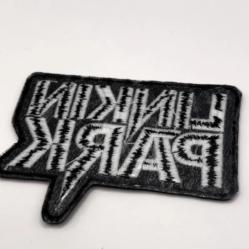 Linkin Park Aufnäher – Schwarzes Logo auf Weiß (9,5 × 7 cm) zum Aufbügeln