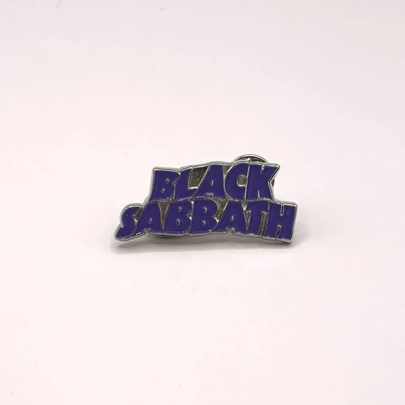 Black Sabbath Ansteck-Pin – Purple Wavy Logo aus Metall (40 mm)
