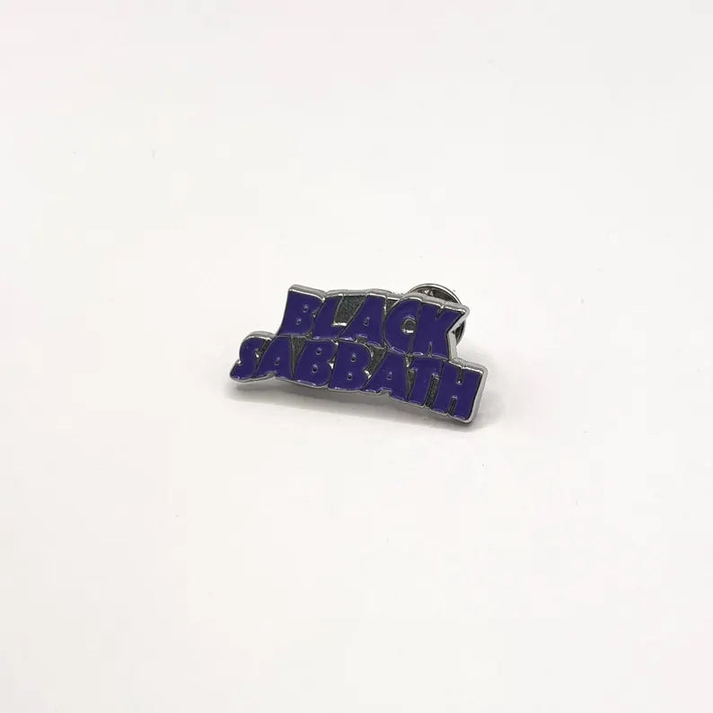 Black Sabbath Ansteck-Pin – Purple Wavy Logo aus Metall (40 mm)