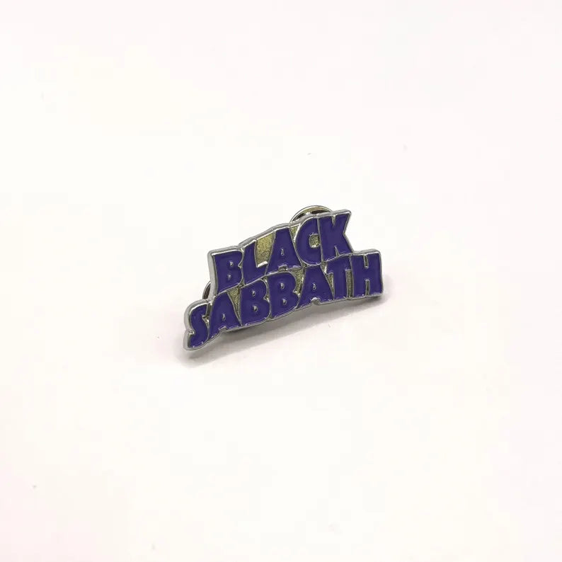 Black Sabbath Ansteck-Pin – Purple Wavy Logo aus Metall (40 mm)