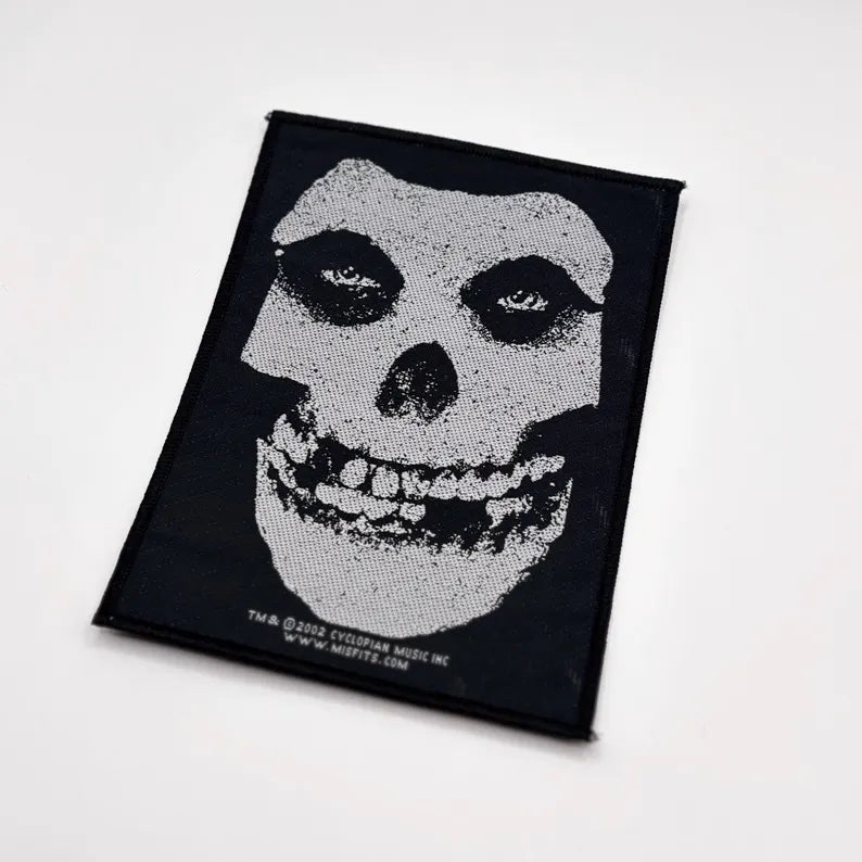 Offizieller Misfits Patch | White Skull Logo Woven Aufnäher | Horror Punk Band Merch | 13,5 x 10 cm