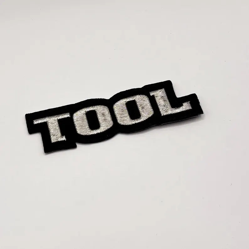 Offizieller Tool Patch | Opiate Logo Design | Gewebter Aufnäher zum Aufbügeln | Progressive Rock Merchandise 10,5 x 3 cm