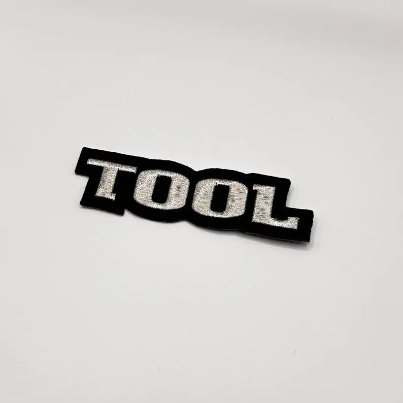 Offizieller Tool Patch | Opiate Logo Design | Gewebter Aufnäher zum Aufbügeln | Progressive Rock Merchandise 10,5 x 3 cm