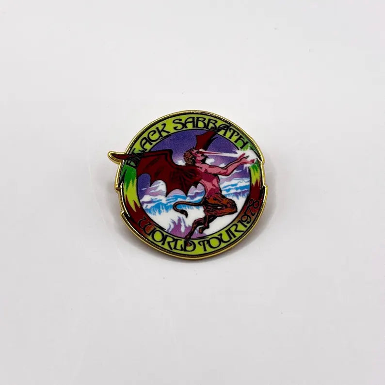 Offizieller Black Sabbath Pin Badge | "World Tour 1978" Emaille-Anstecker | Gold-Optik | 3,5 x 3,5 cm