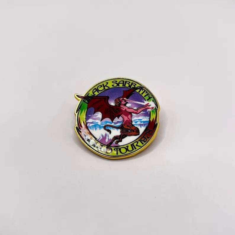Offizieller Black Sabbath Pin Badge | "World Tour 1978" Emaille-Anstecker | Gold-Optik | 3,5 x 3,5 cm