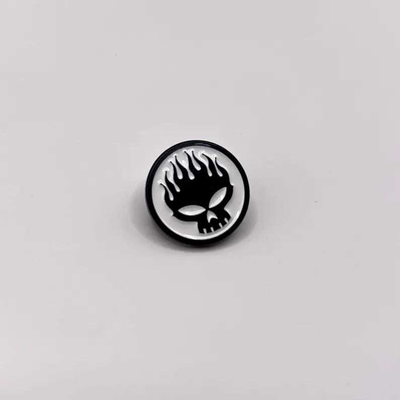 Offizieller The Offspring Pin | "Skull" Logo Anstecker | Punk Rock Merch | Black Dye Coating 2 x 2 cm