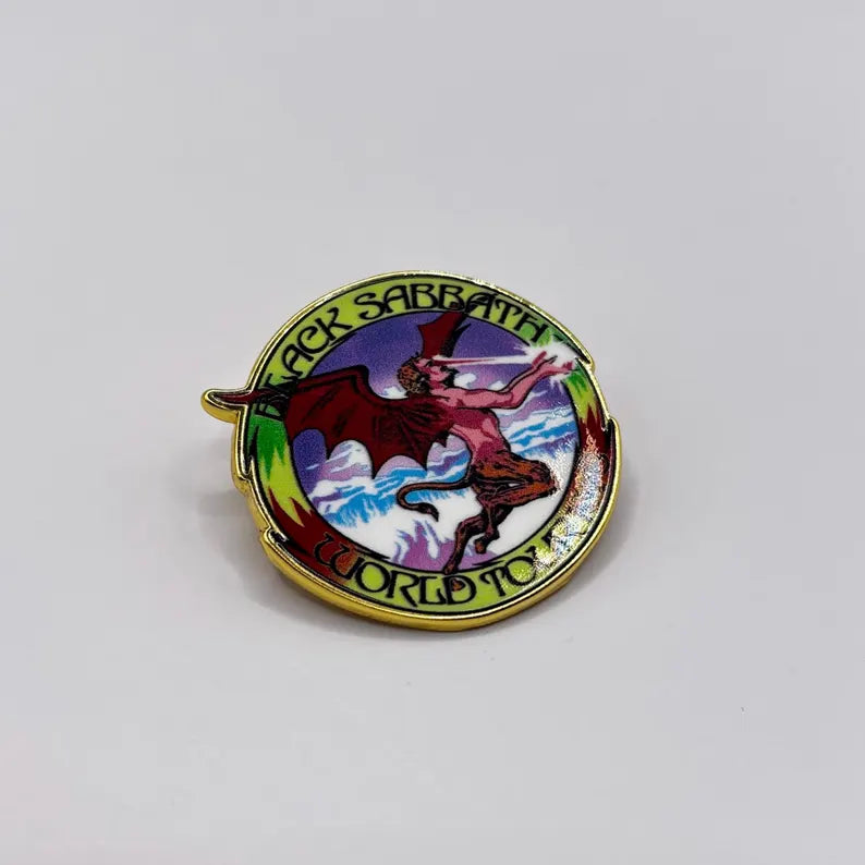 Offizieller Black Sabbath Pin Badge | "World Tour 1978" Emaille-Anstecker | Gold-Optik | 3,5 x 3,5 cm
