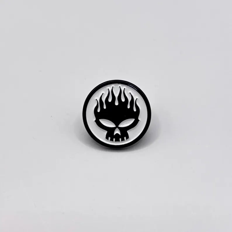 Offizieller The Offspring Pin | "Skull" Logo Anstecker | Punk Rock Merch | Black Dye Coating 2 x 2 cm