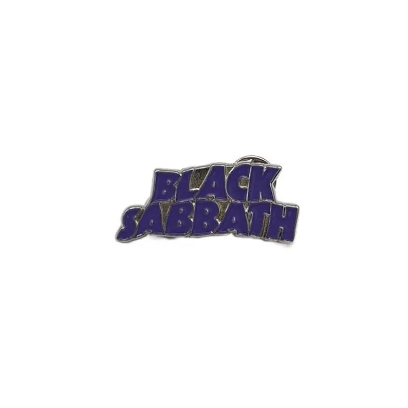 Black Sabbath Ansteck-Pin – Purple Wavy Logo aus Metall (40 mm)
