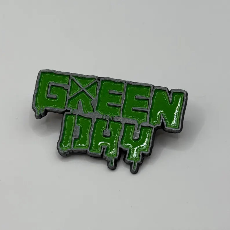 Green Day Anstecknadel LOGO Pin 4,5 x 2,5 cm - Punk Rock Band Merch Emaille - Badge Anstecker Jacke Rucksack Deko Sammlerstück