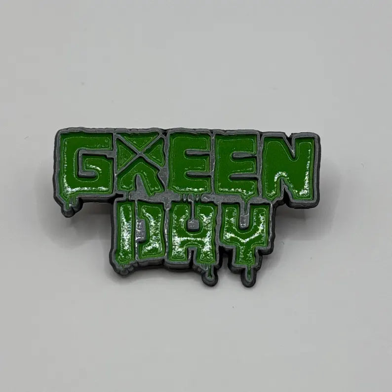 Green Day Anstecknadel LOGO Pin 4,5 x 2,5 cm - Punk Rock Band Merch Emaille - Badge Anstecker Jacke Rucksack Deko Sammlerstück