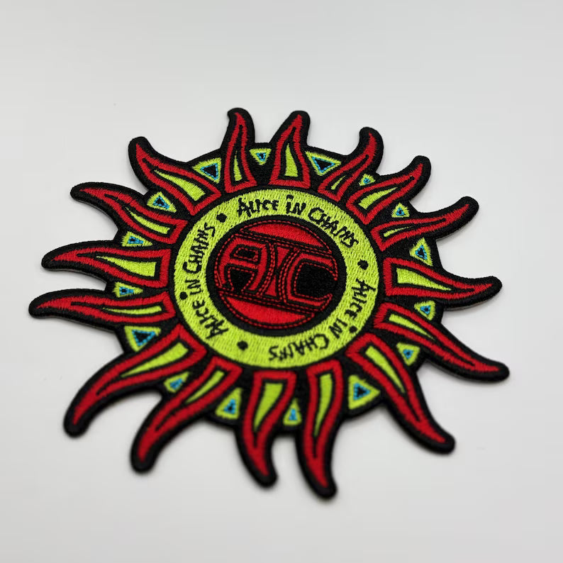 Alice In Chains Aufnäher SUN LOGO COLOUR Patch 14 x 13 cm - Grunge Band Merch Gewebt - Kutte Jacke Bügelbild Sonne zum Aufbügeln