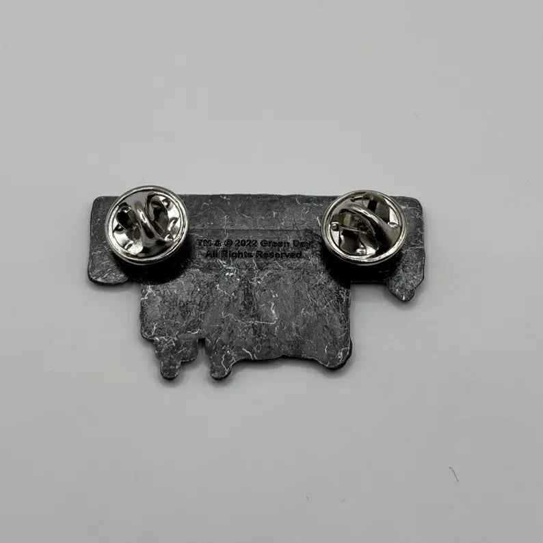Green Day Anstecknadel LOGO Pin 4,5 x 2,5 cm - Punk Rock Band Merch Emaille - Badge Anstecker Jacke Rucksack Deko Sammlerstück