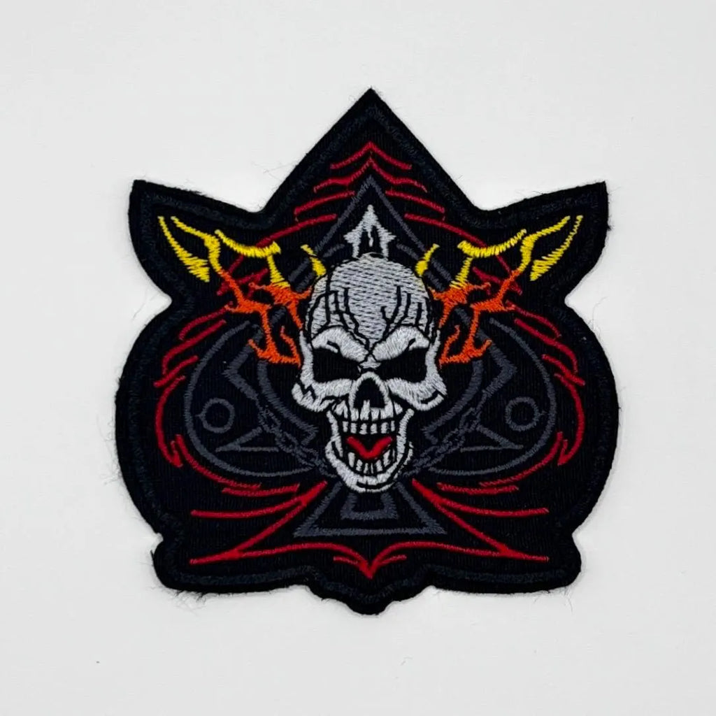 Totenkopf Aufnäher – Flammender Schädel mit Hörnern – 9 x 9 cm – Gestickter Patch