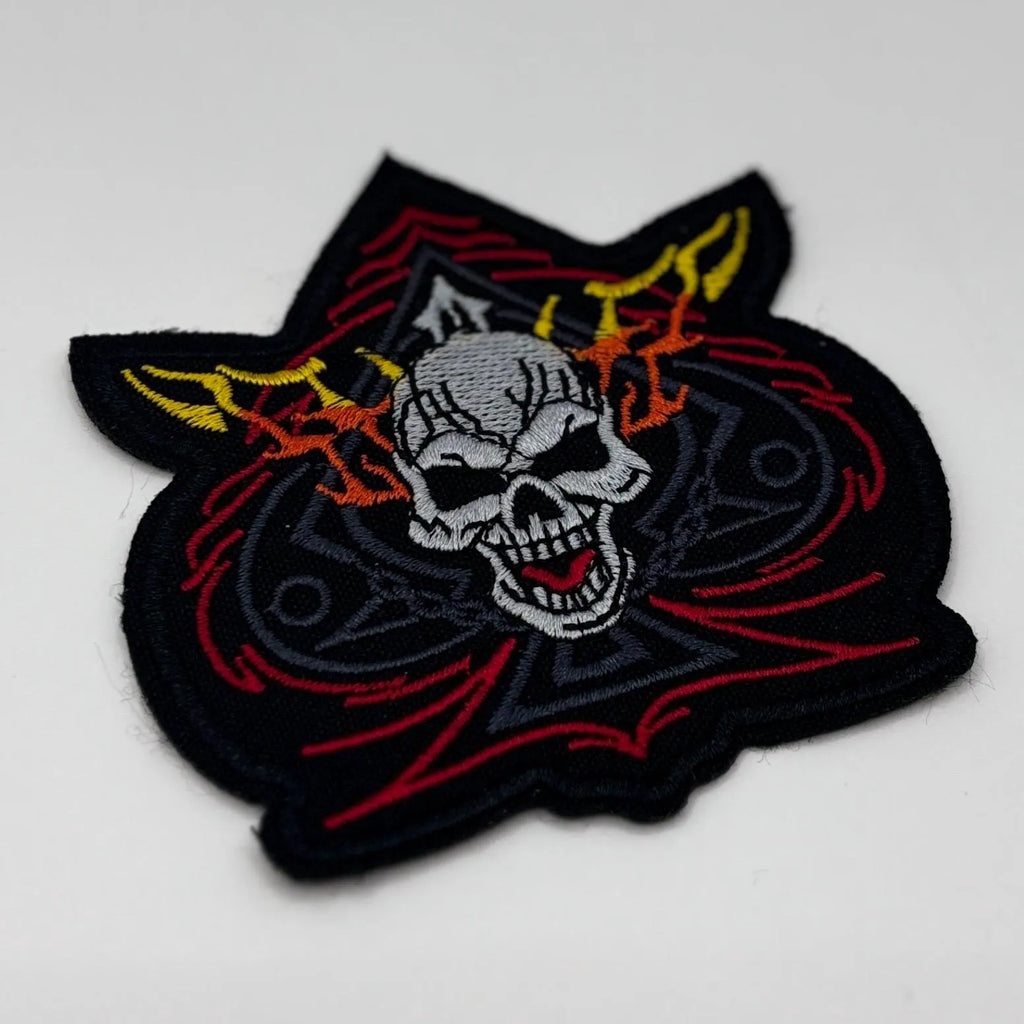 Totenkopf Aufnäher – Flammender Schädel mit Hörnern – 9 x 9 cm – Gestickter Patch