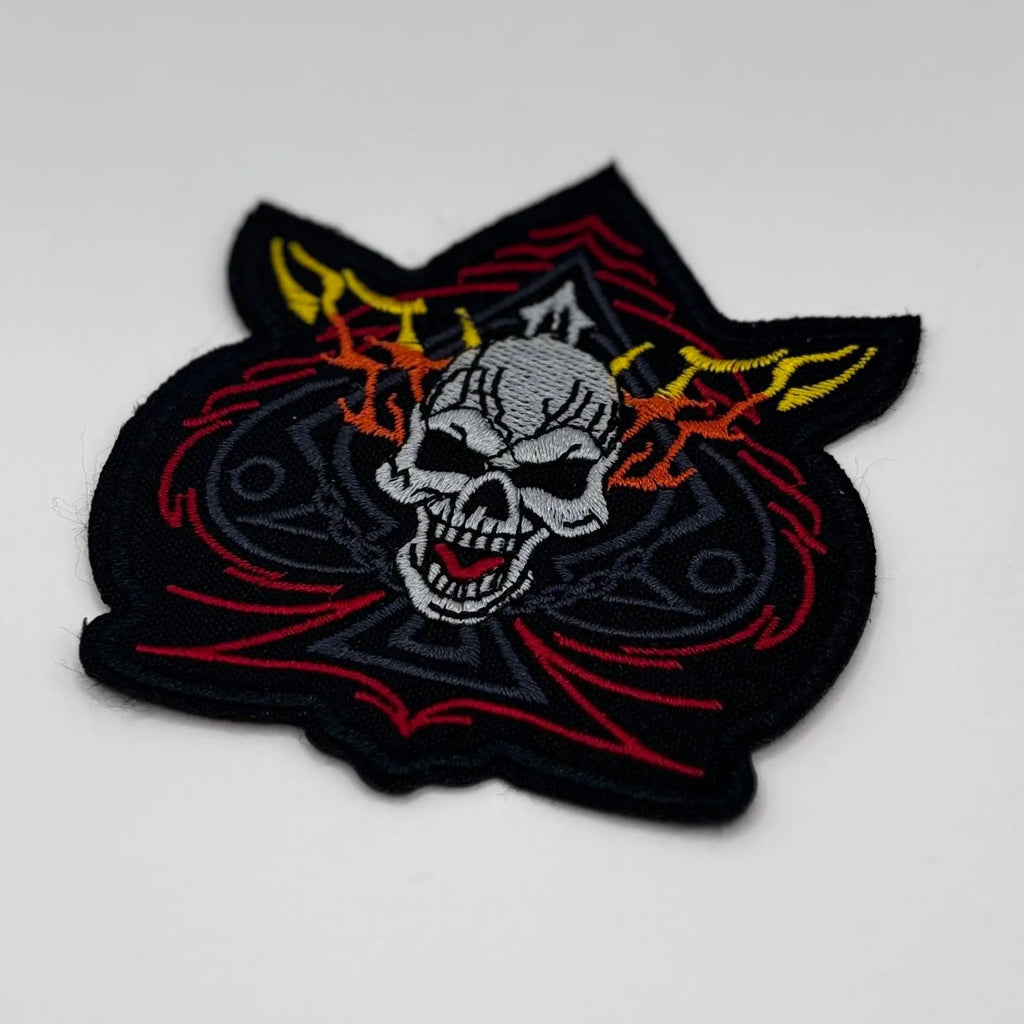 Totenkopf Aufnäher – Flammender Schädel mit Hörnern – 9 x 9 cm – Gestickter Patch