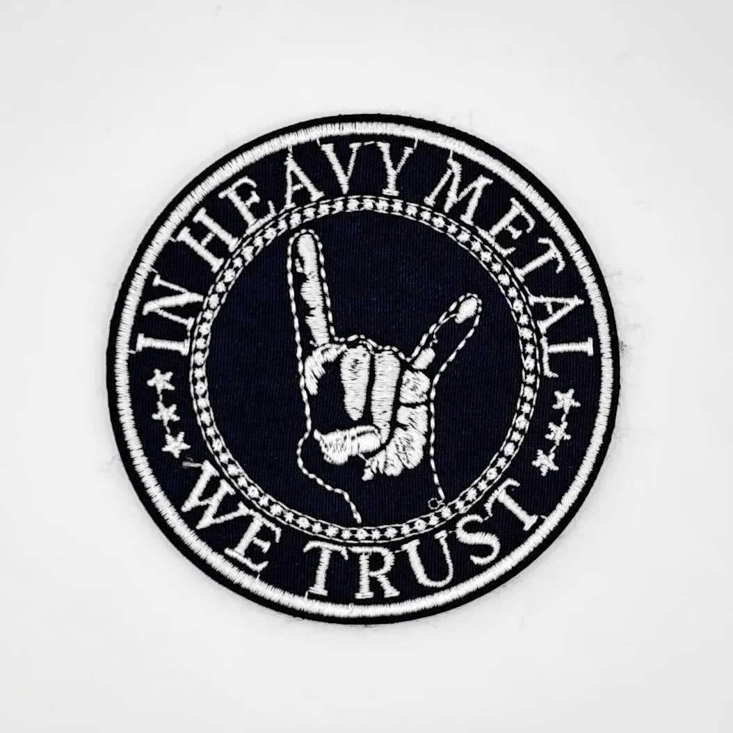 Aufnäher In Heavy Metal We Trust – Patch 9×9 cm – Rock Metal Stickerei – Rund Schwarz Weiß - zum Aufnähen