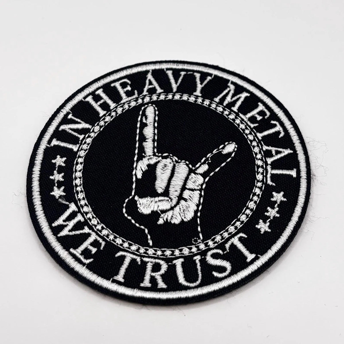 Aufnäher In Heavy Metal We Trust – Patch 9×9 cm – Rock Metal Stickerei – Rund Schwarz Weiß - zum Aufnähen