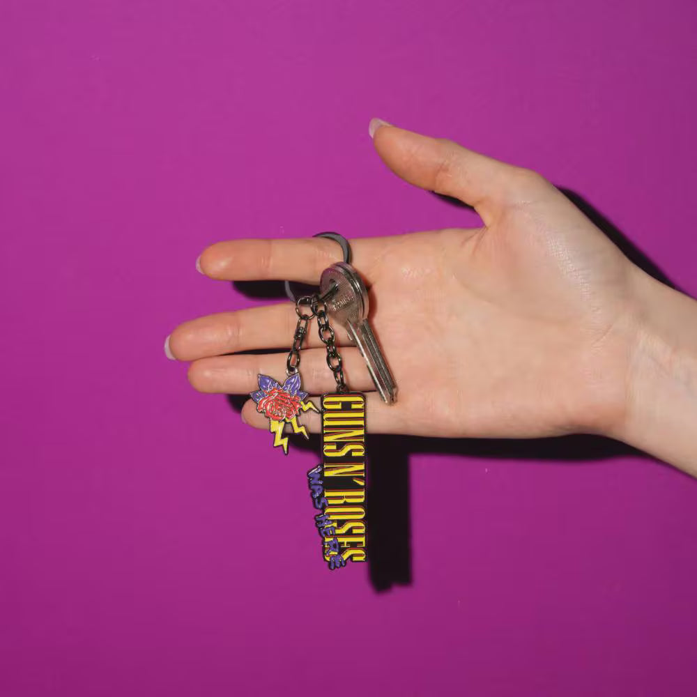 Guns N' Roses Schlüsselanhänger – Emaille-Anhänger mit klassischem Logo & Extra-Charm